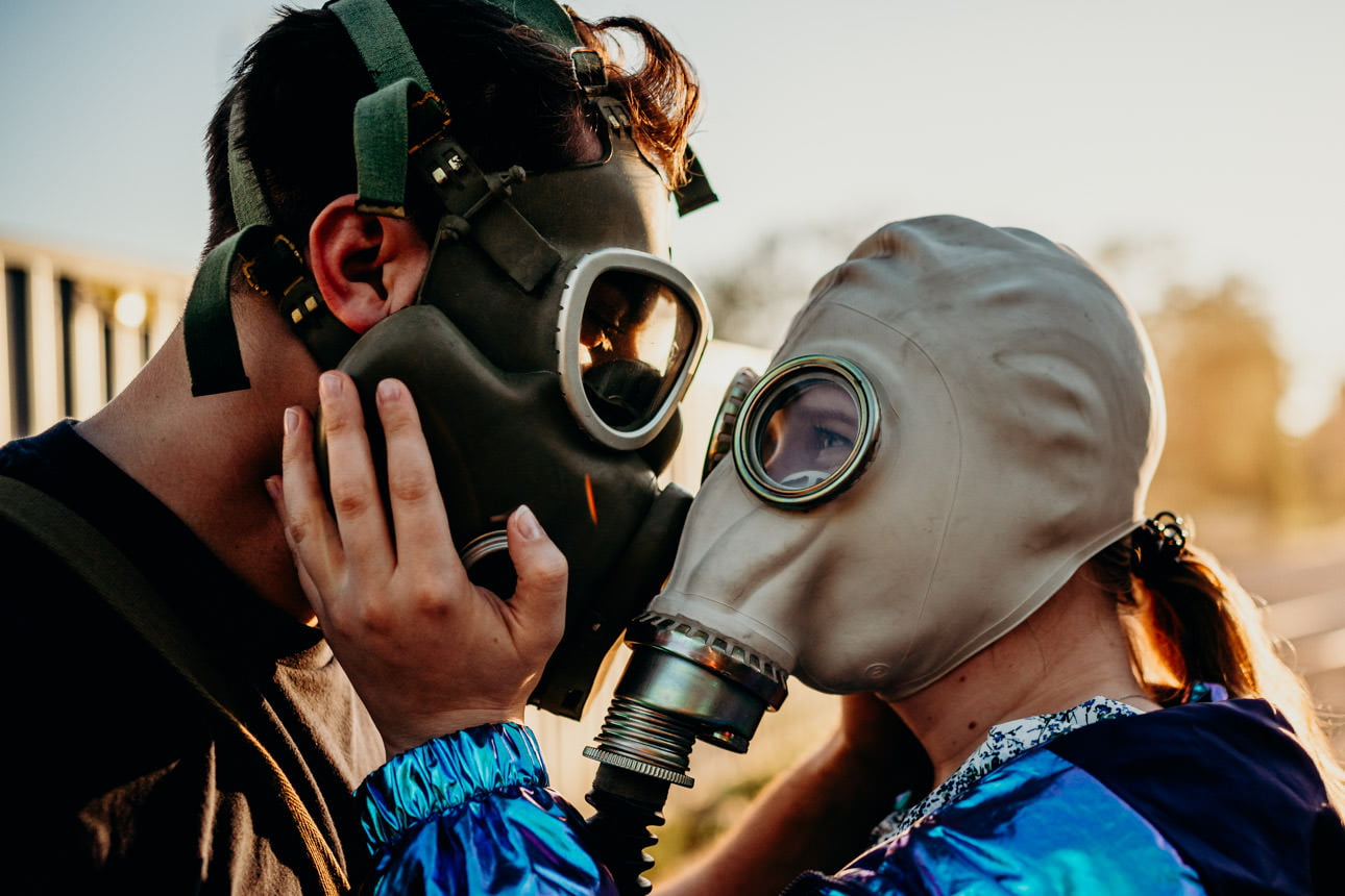 Sesja narzeczeńska w maskach gazowych